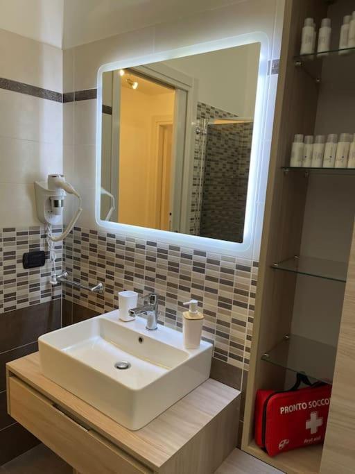Nel Quartiere Bayres Suite Completamente Rinnovata Милан Экстерьер фото